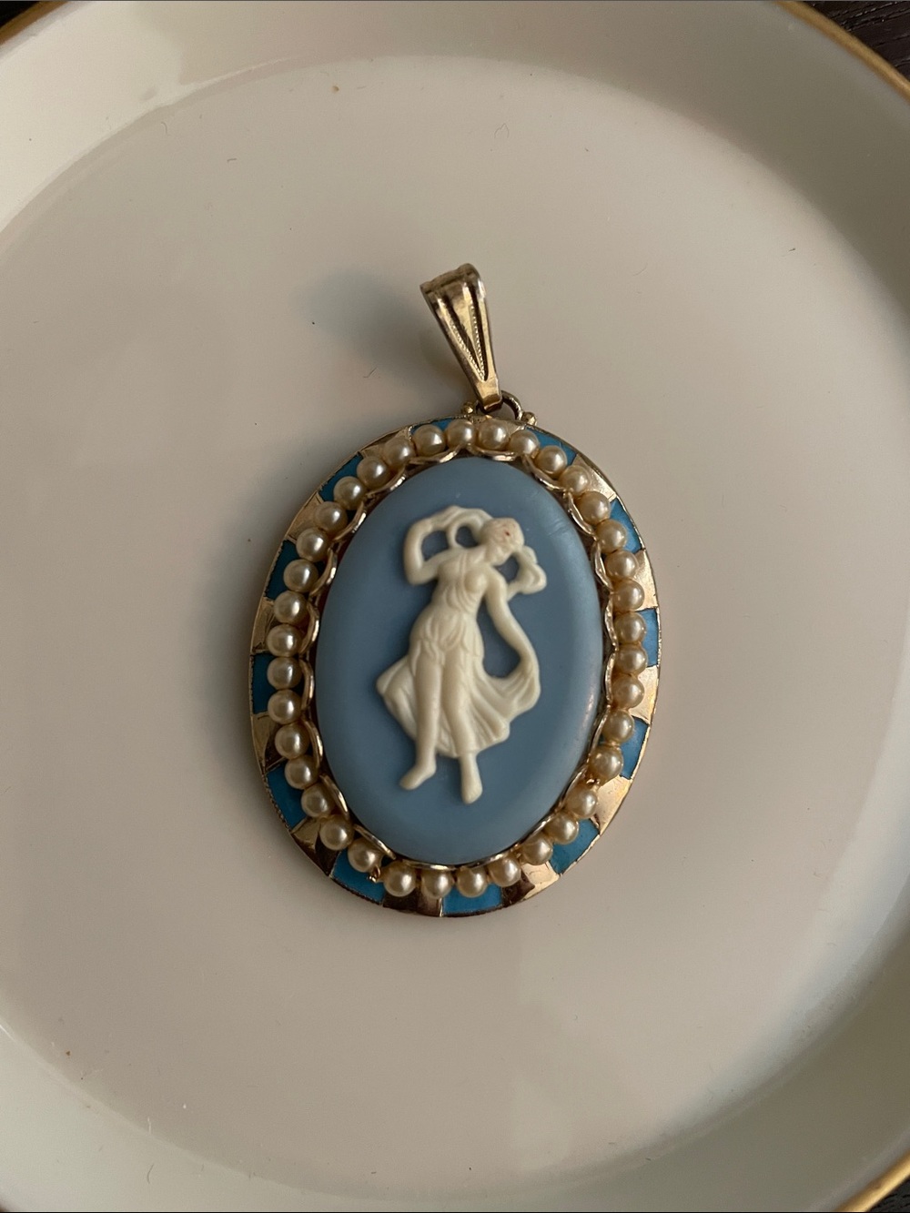 Vintage-Style Blue and White Cameo Pendant Necklace